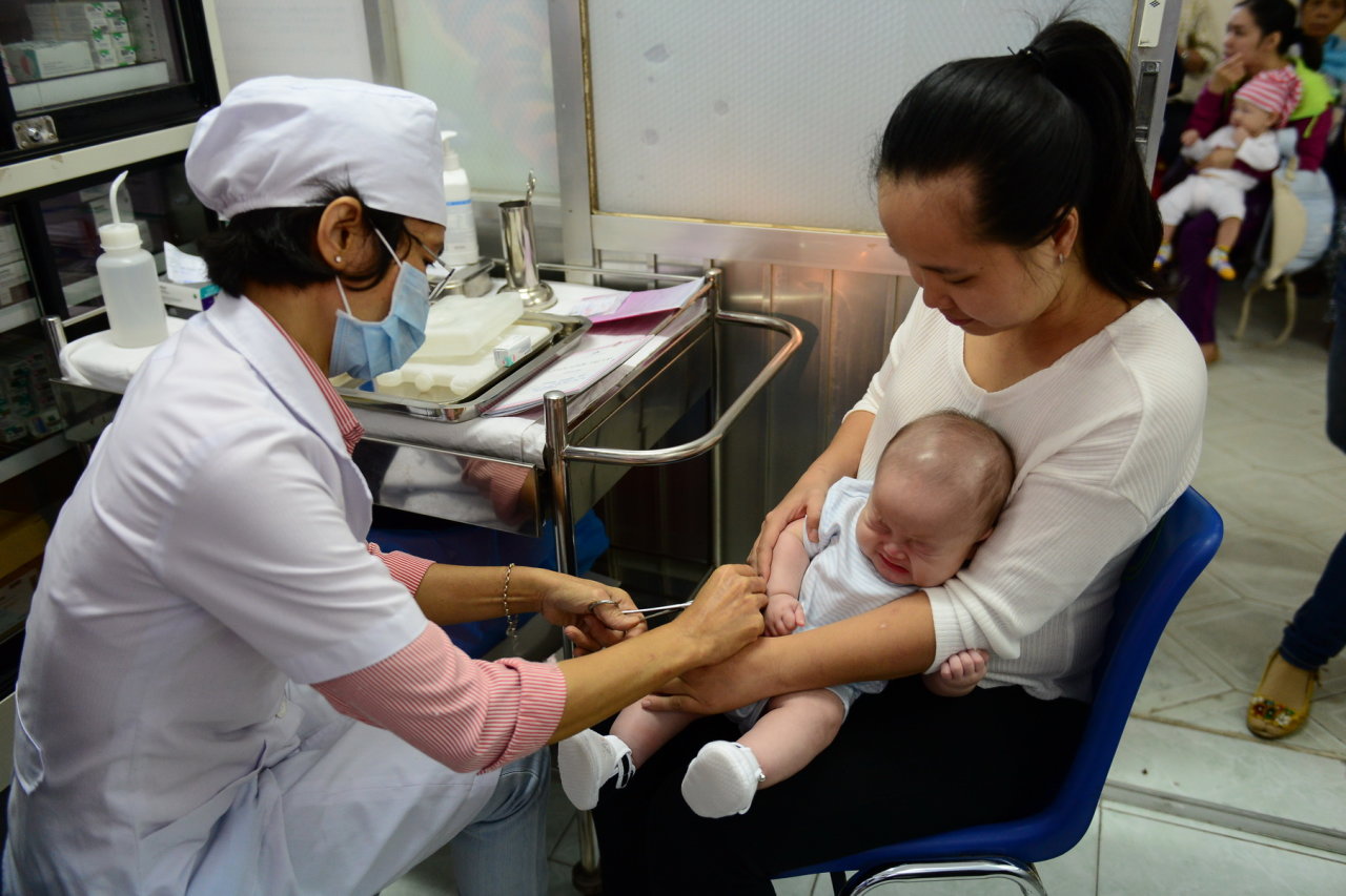 Tiêm văcxin cho trẻ tại Trung tâm Y tế dự phòng TP.HCM sáng 28-12 - Ảnh: Quang Định
