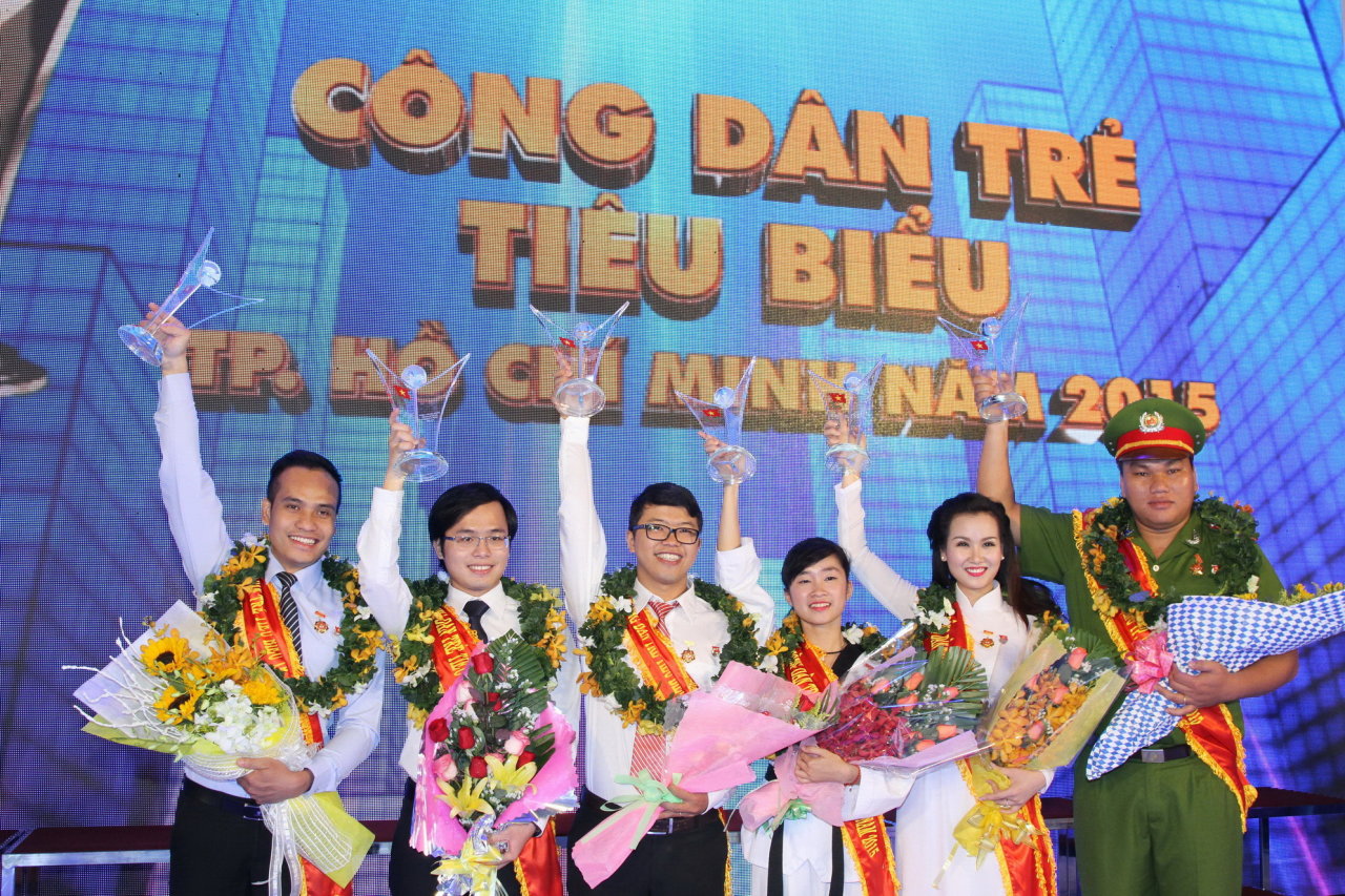 Sáu “Công dân trẻ tiêu biểu TP.HCM” 2015 (từ trái qua): Đinh Xuân Tân, Đàm Nguyễn Trọng Nhân, Trần Quốc Trung, Nguyễn Thị Mộng Quỳnh, Võ Hạ Trâm và Võ Thành Công - Ảnh: Q.Định