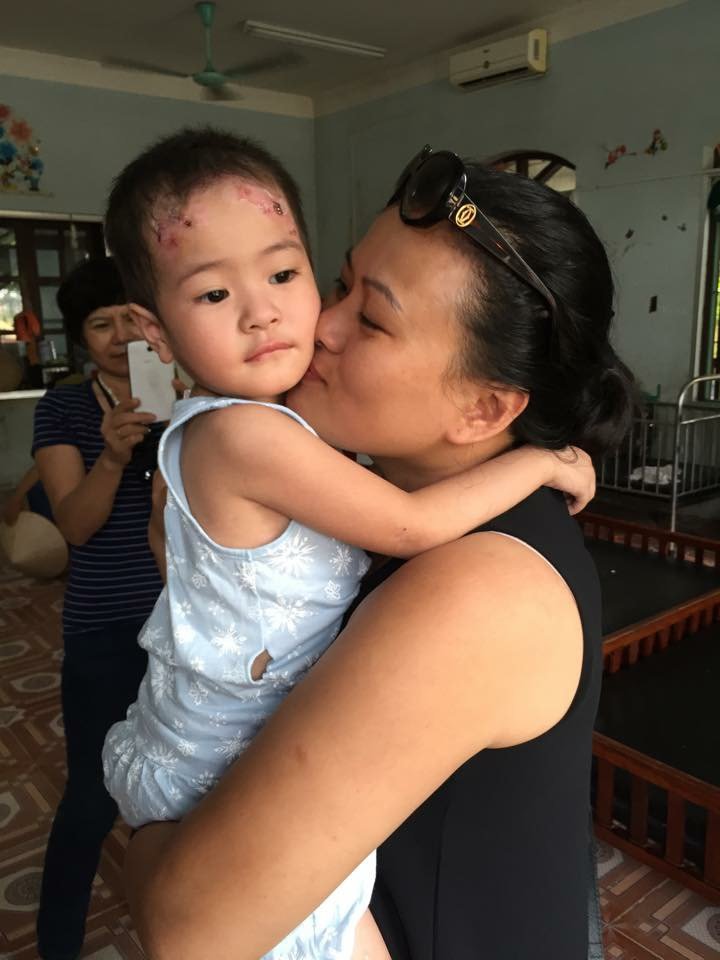 Chị Lan và bé Bông ở Trung tâm Bảo trợ xã hội Ba Vì, Hà Nội