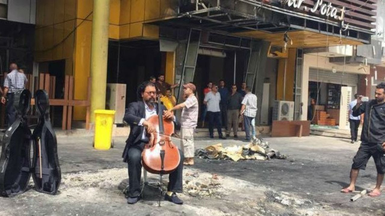 Nghệ sĩ Wasfi với tiếng đàn cello giữa cảnh hoang tàn do IS gây ra tại Iraq - Ảnh: YouTube
