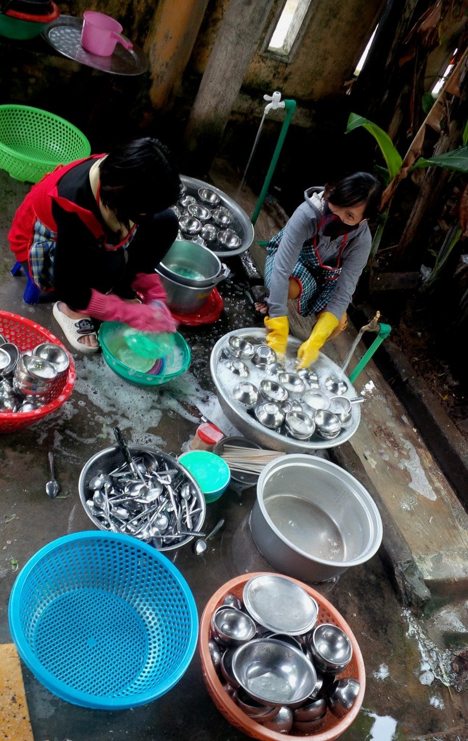 Các cô nuôi tại Trường mầm non Vành Khuyên, xã Cam An (Cam Lộ) dọn rửa chén bát sau ca ăn chiều của gần 300 trẻ bán trú - Ảnh: Quốc Nam