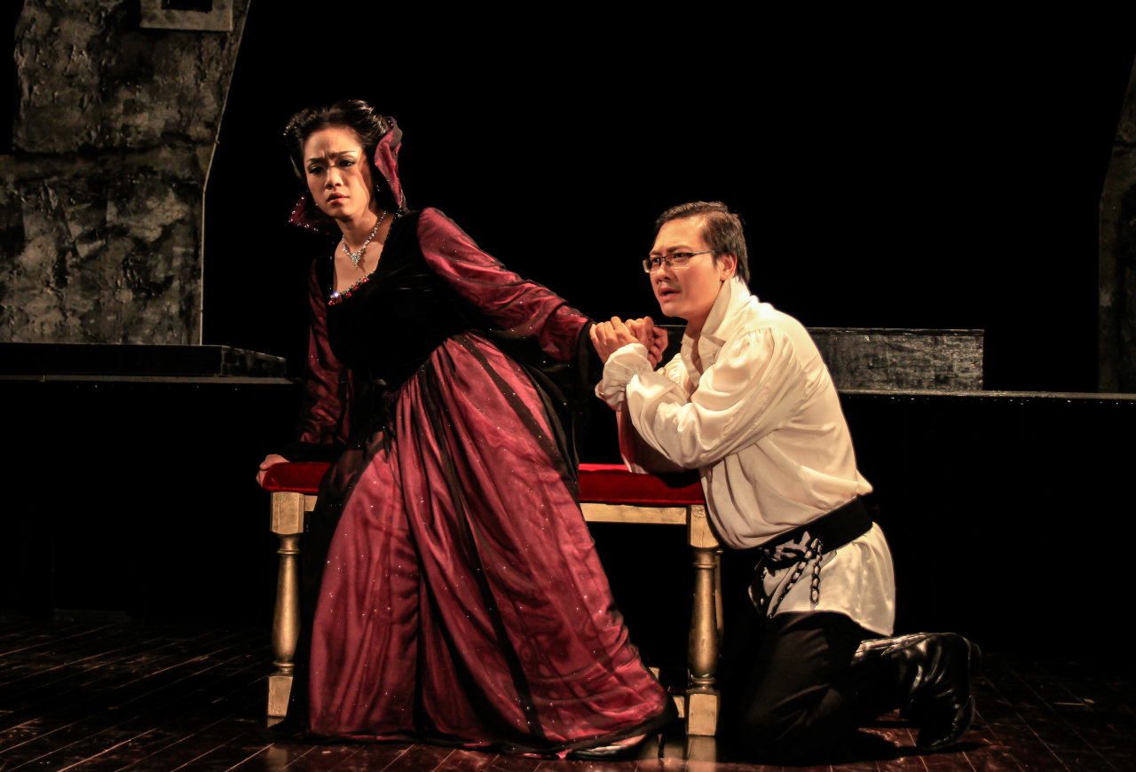 NS Tạ Tuấn Minh (vai Hamlet) và NS Phương Nga (vai hoàng hậu) trong vở Hamlet
- Ảnh: Nhà hát kịch VN