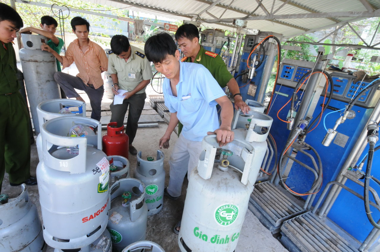 Cơ quan chức năng kiểm tra và xử lý việc sản xuất gas giả tại cơ sở Hoàng Linh (ấp Mỹ Liên, huyện Bến Lức, Long An