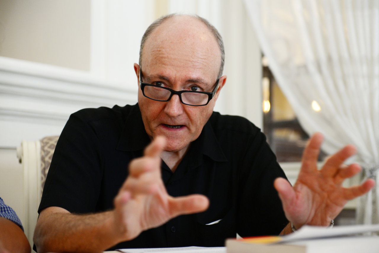 GS Larry Berman, tác giả cuốn sách X6 - Điệp viên hoàn hảo, trong buổi trả lời phỏng vấn báo Tuổi Trẻ sáng 22-1 tại khách sạn Continental - Ảnh: Thanh Tùng