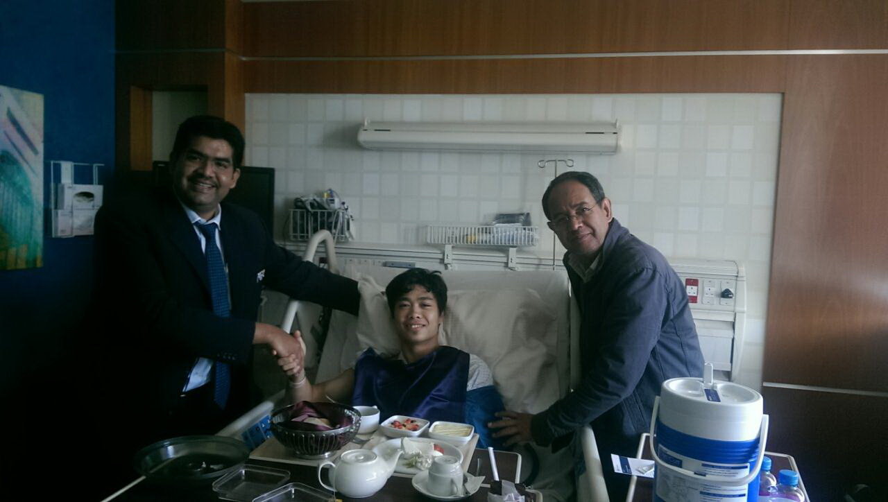 Đại diện Liên đoàn Bóng đá châu Á đến thăm Công Phượng trên giường bệnh ở Qatar - Ảnh: Anh Tuấn