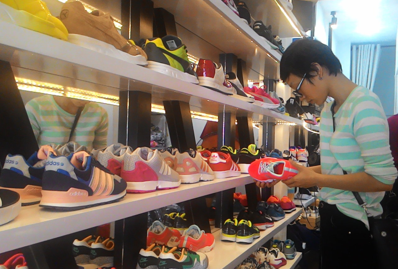 Các loại giày mang thương hiệu của một số hãng giày nổi tiếng được bày bán tại một căn nhà ở Q.Bình Thạnh, TP.HCM - Ảnh: Hữu Khoa