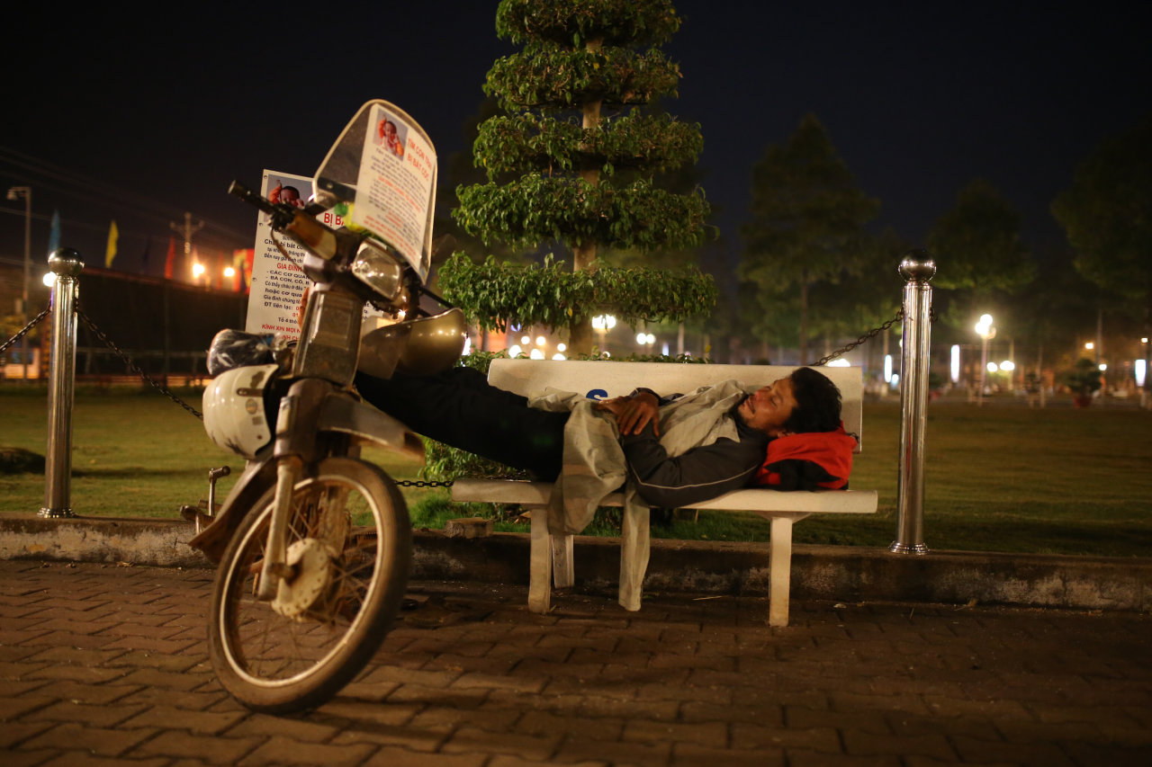 Anh Huynh ngủ trên ghế đá công viên trong hành trình tìm bé Vương
