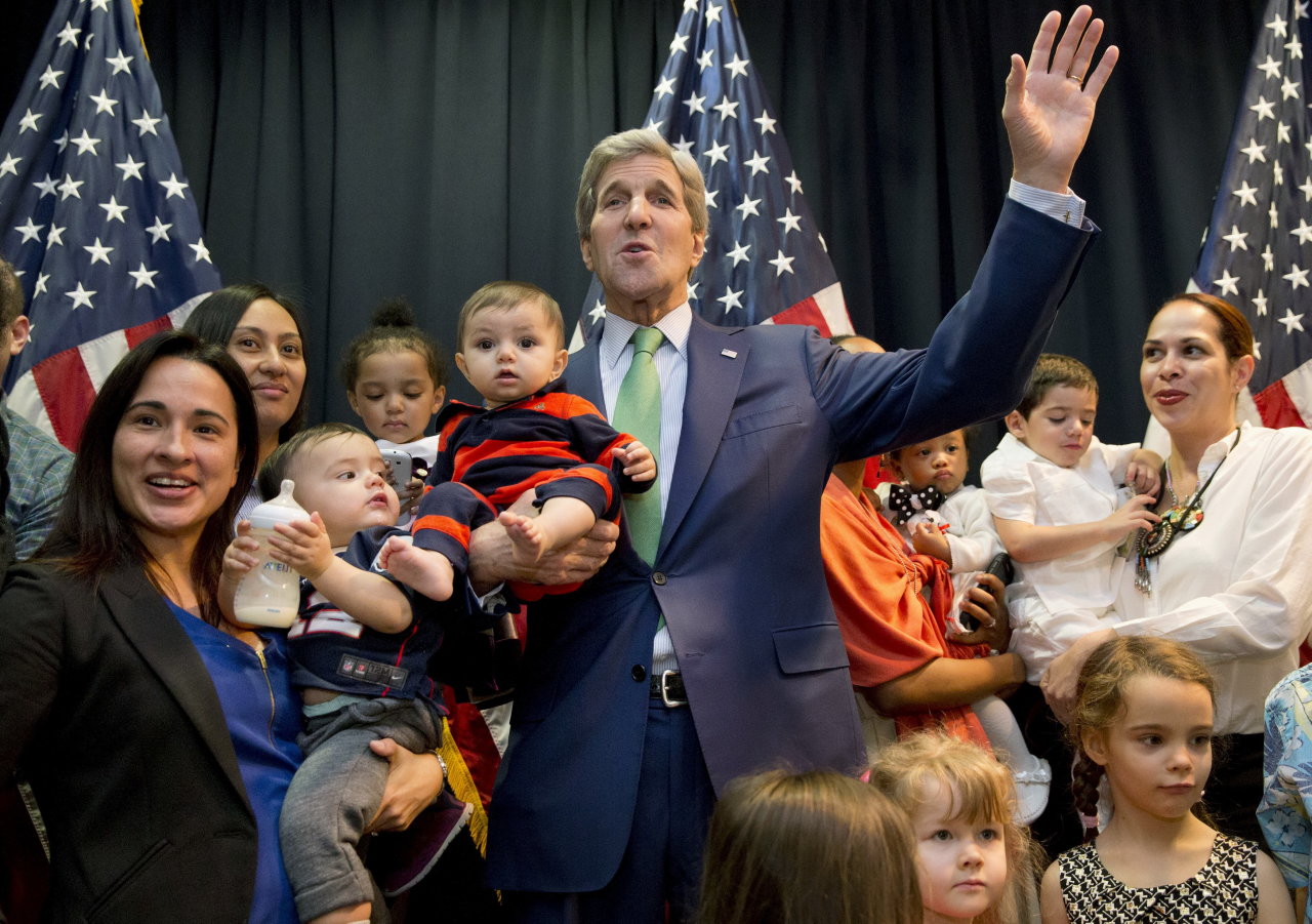 Ngoại trưởng John Kerry trong chuyến thăm Sứ quán Mỹ ở Rihadhad (Saudi Arabia) ngày 24-1 - Ảnh: Reuters