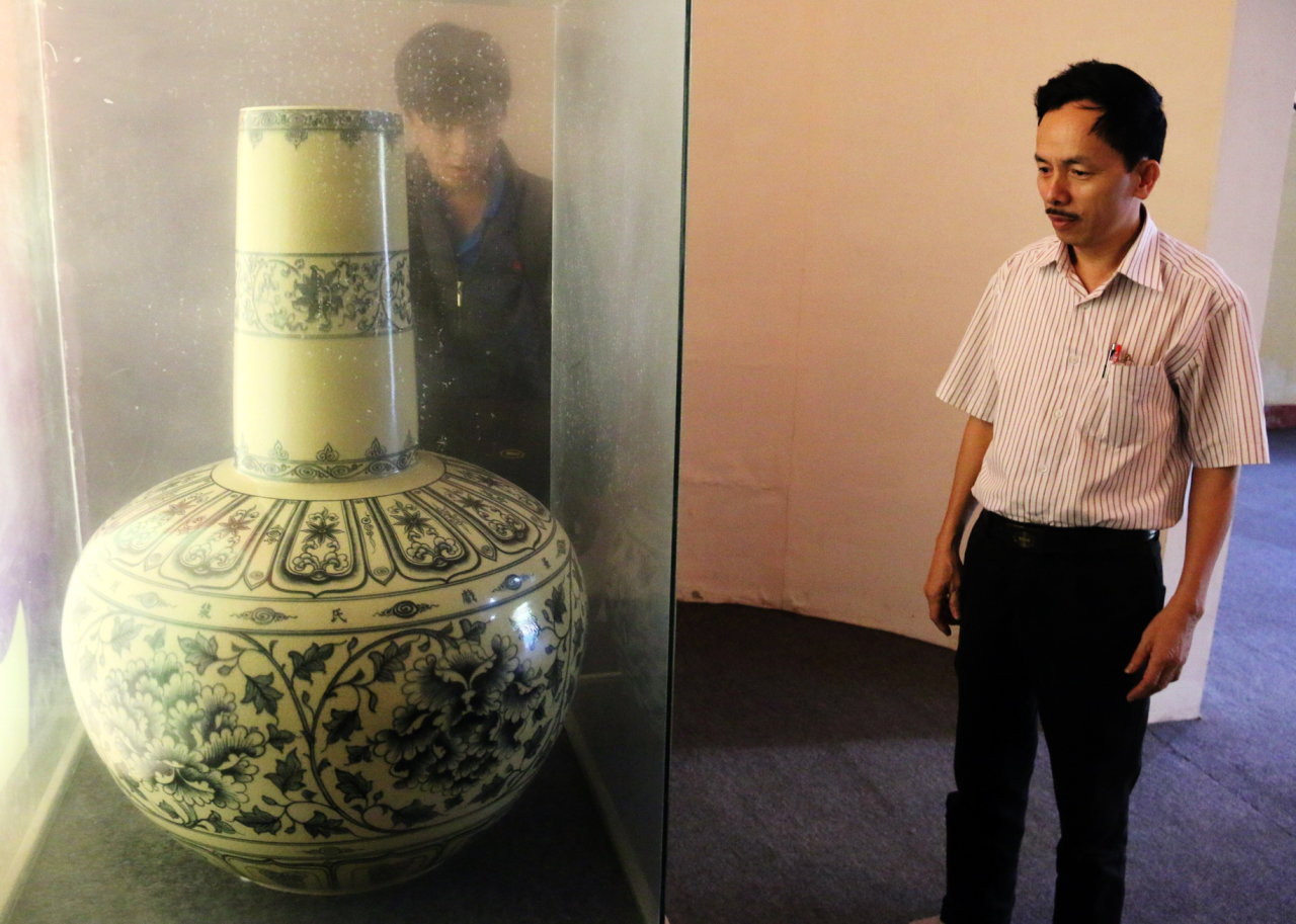 Phiên bản chiếc bình quốc bảo tại Bảo tàng Topkapi Saray, Istanbul (Thổ Nhĩ Kỳ) tại Bảo tàng Hải Dương - Ảnh: Thái Lộc
