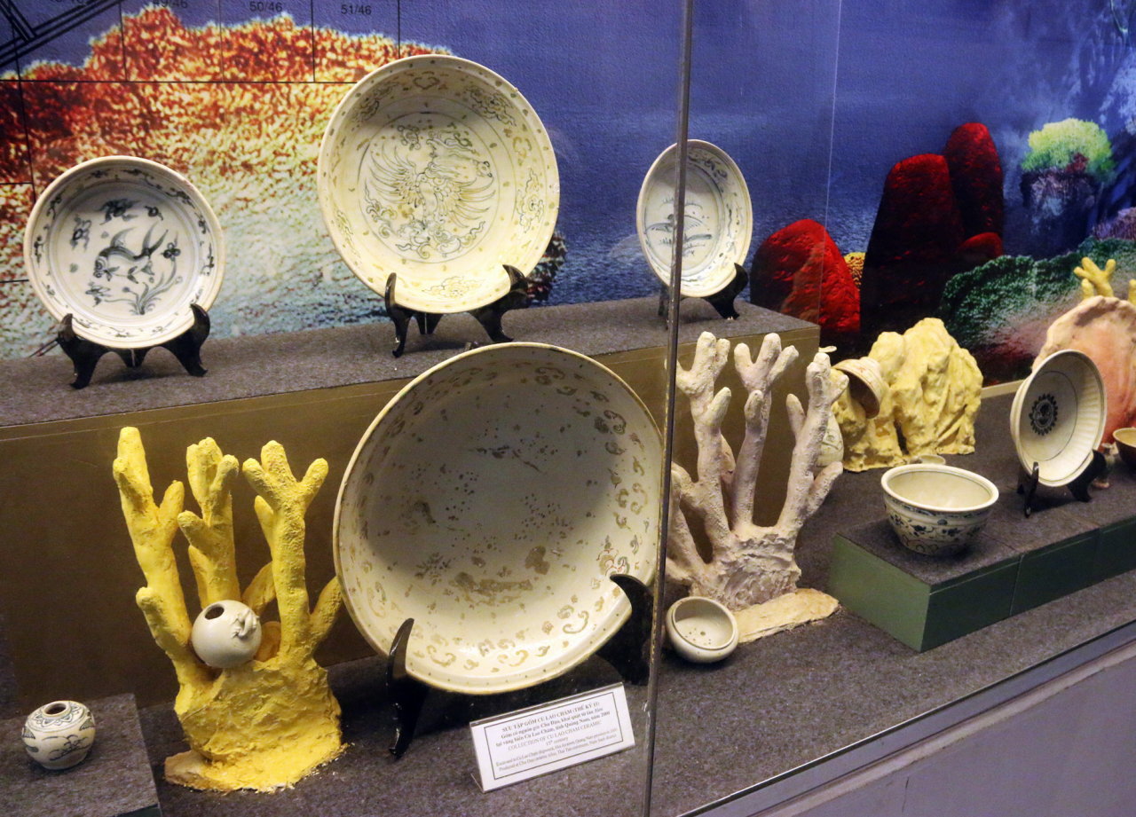 Trưng bày hiện vật khai quật từ con tàu Cù Lao Chàm tại Bảo tàng Hải Dương - Ảnh: Thái Lộc