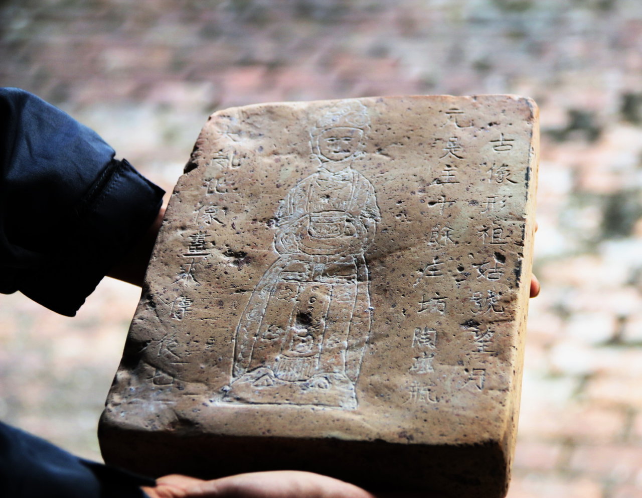 Viên gạch khắc hình và chữ được cho là hình nhân của cụ tổ nghề gốm Chu Đậu Bùi Thị Hý - Ảnh: Thái Lộc