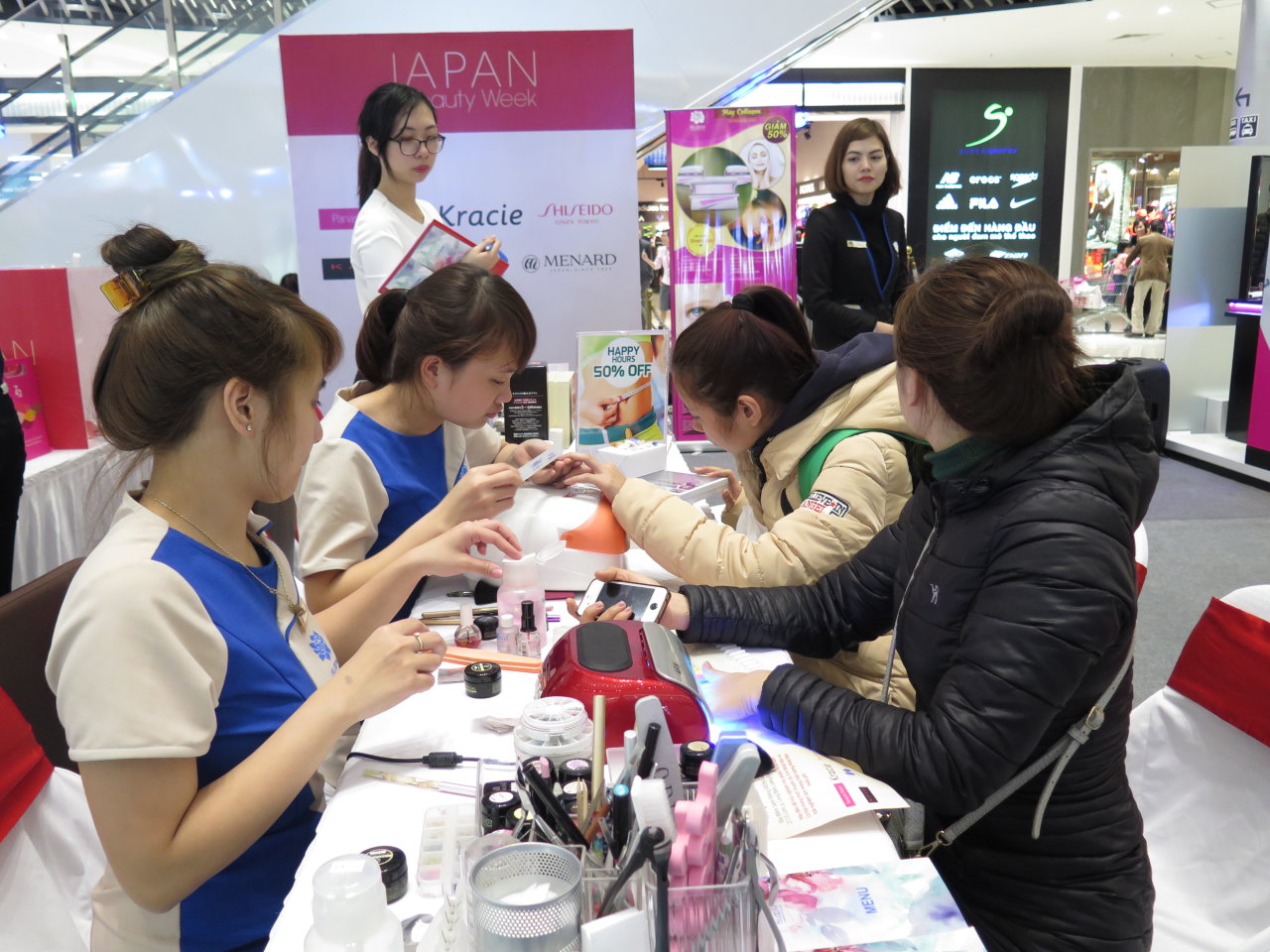 Các bạn trẻ tham gia trải nghiệm mỹ phẩm Nhật tại chương trình “Japan beauty week” Ảnh: Q.Thế
