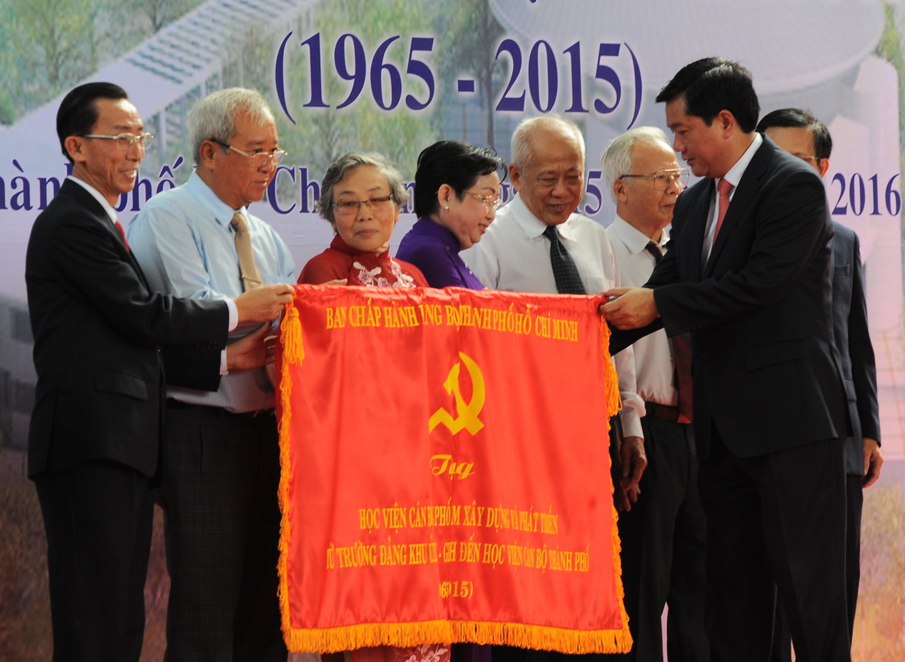 Ông Đinh La Thăng, bí thư thành uỷ tặng cờ của Ban chấp hành Đảng Bộ TP.HCM cho Học viện cán bộ TP.HCM. Ảnh: Tự Trung