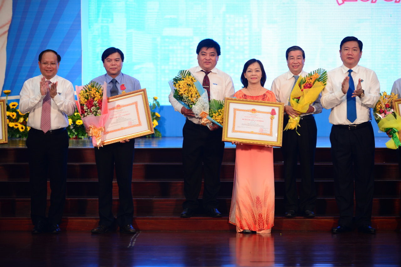 Tổng biên tập Tăng Hữu Phong và đại diện báo Tuổi Trẻ cùng nhận Huân chương lao động hạng nhì - Ảnh: Quang Định