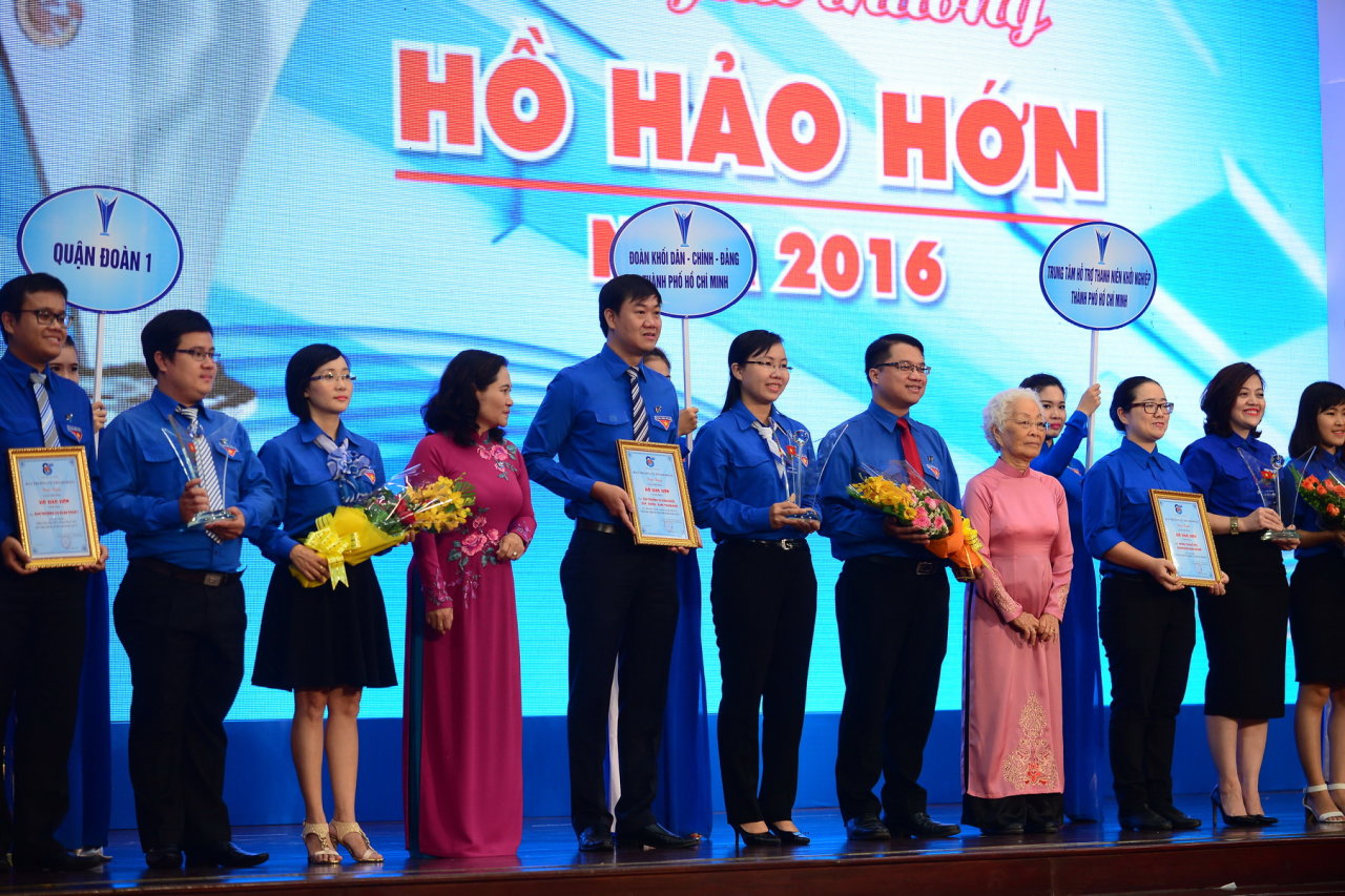 Đại diện các tập thể được tặng giải thưởng Hồ Hảo Hớn 2016 - Ảnh: Quang Định