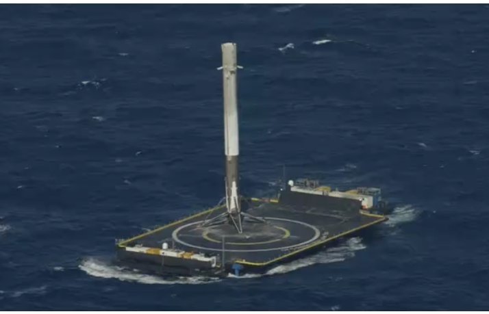 Tên lửa Falcon 9 hạ cánh trên một con tàu không người lái trên biển - Ảnh: SpaceX
