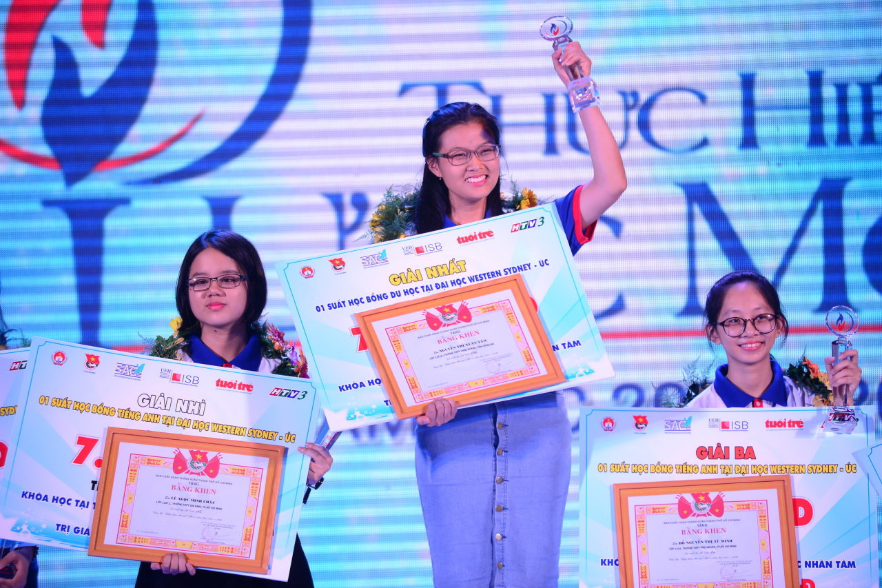 Nguyễn Thị Xuân Tâm (giữa) đã giành được suất học bổng tối thiểu 75.000 đôla Úc với ước mơ trở thành bác sĩ ngoại khoa - Ảnh: Q.Định