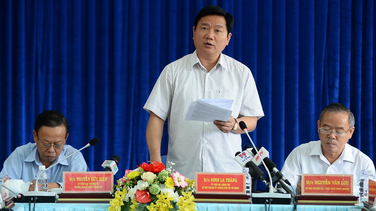 Bí thư Thành uỷ TP.HCM Đinh La Thăng nêu vấn đề sinh hoạt Đảng qua mạng trong buổi làm việc với huyện Nhà Bè - Ảnh: THUẬN THẮNG