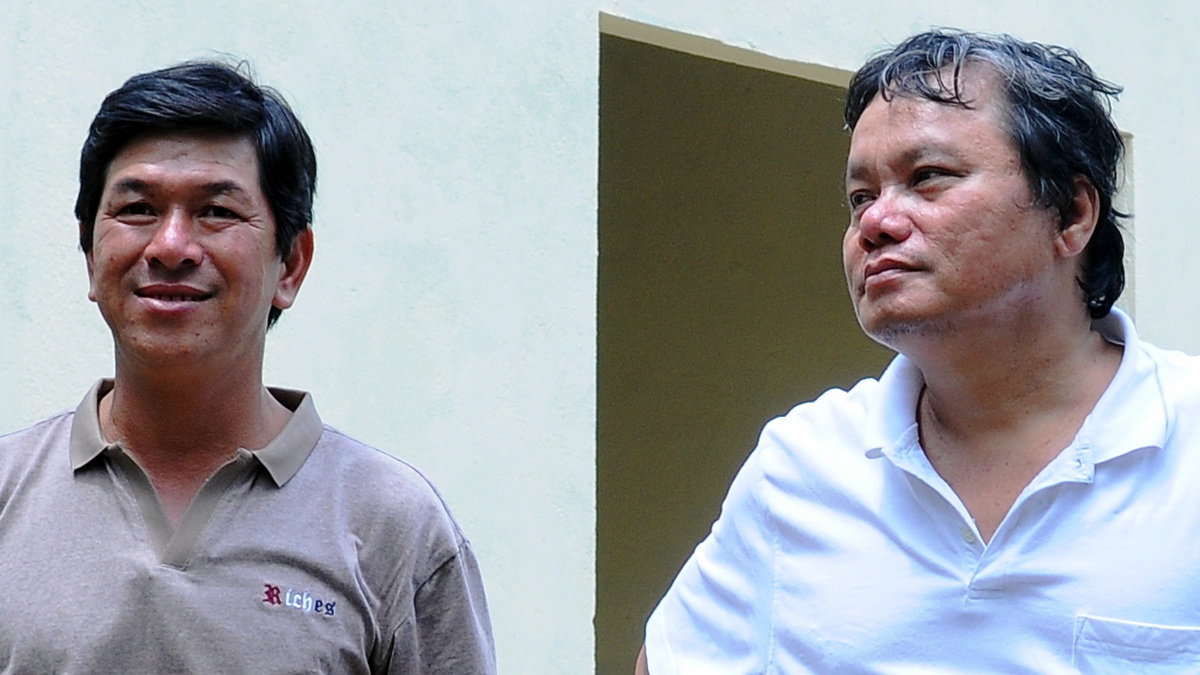 Bác sĩ Trương Hữu Khanh (phải) và anh Chu Đức Hùng - Ảnh: LÂM THIÊN