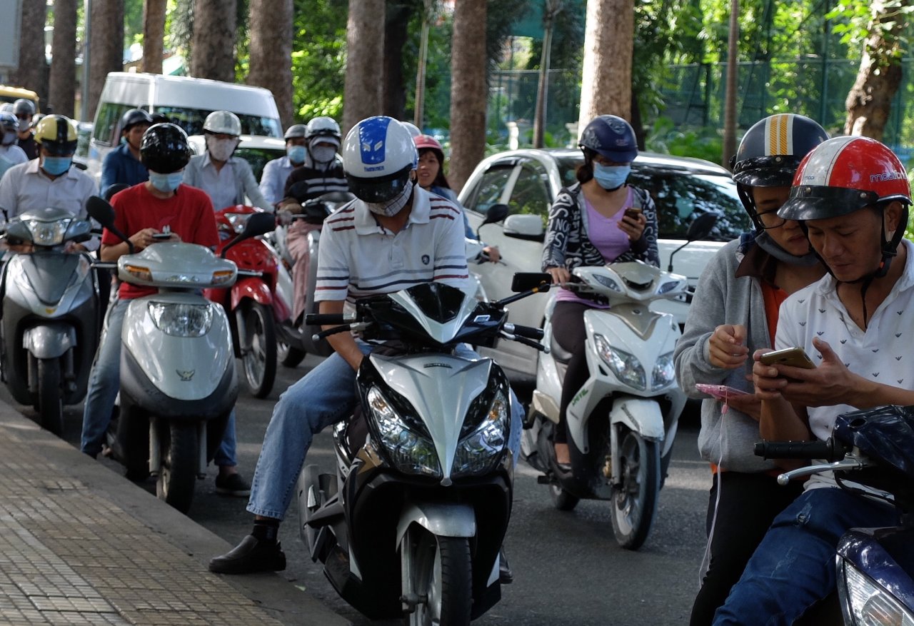 Trên đường Trương Định nhiều người dừng xe bên lề, thậm chí vừa lái xe vừa 