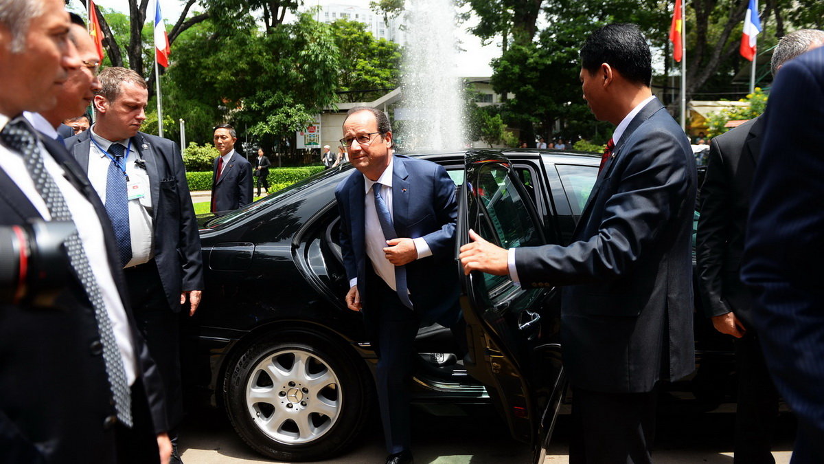 Tổng thống Pháp bước xuống xe vào thăm Viện tim TP.HCM - Ảnh: HỮU KHOA