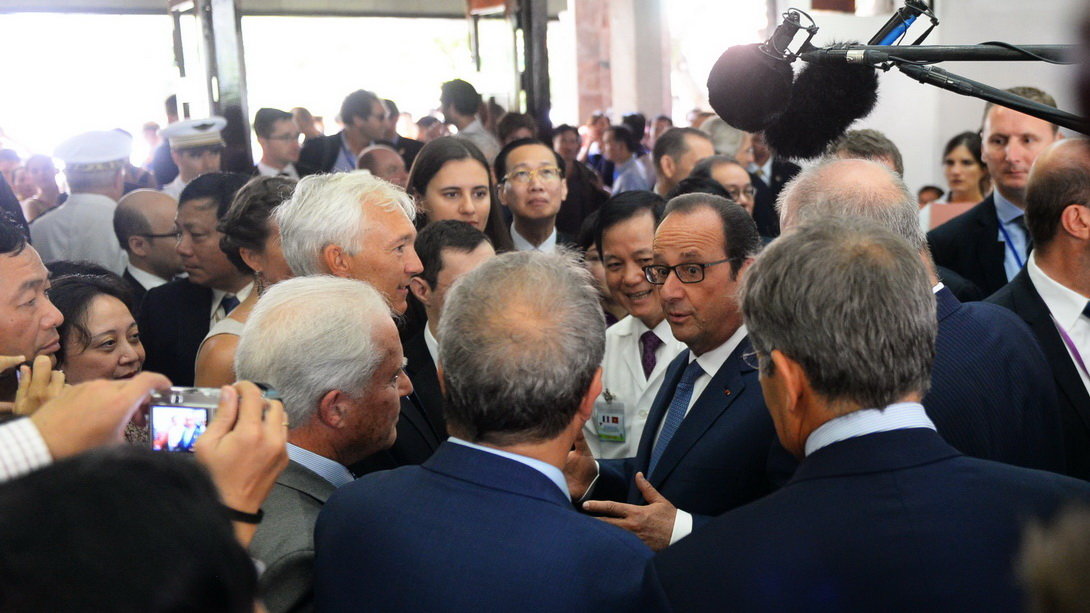 Tổng thống Pháp Francois Hollande trò chuyện với các bác sĩ Pháp làm việc tại Viện tim - Ảnh: HỮU KHOA