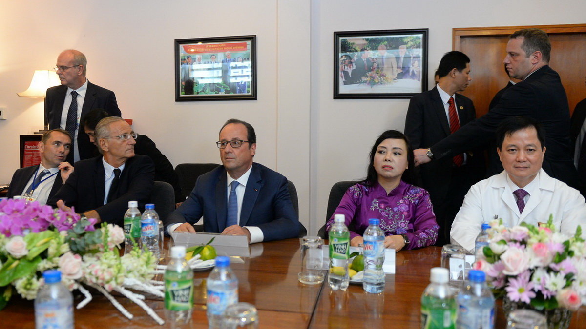 Tổng thống tại buổi hội đàm với Bộ trưởng Y tế Nguyễn Thị Kim Tiến (áo tím) - Ảnh: HỮU KHOA