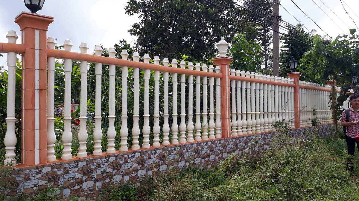 Một đoạn tường rào của căn biệt thự nhà ông Thường - Ảnh: Đông Hà.