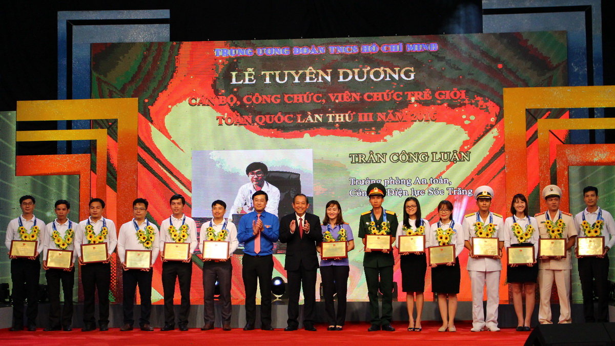 Phó Thủ tướng Trương Hòa Bình và anh Lê Quốc Phong - Bí thư thứ nhất trung ương Đoàn TNCS Hồ Chí Minh trao giải thưởng “Cán bộ, công chức, viên chức trẻ giỏi” toàn quốc năm 2016