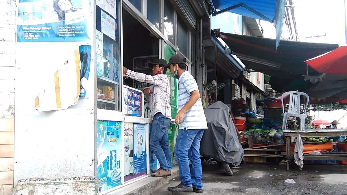 Chánh “già” và Sơn “móm” vào mua thuốc tại một tiệm thuốc tây ở P.Tân Phú (Q.9). “Thần dược” mà các đối tượng này bán chỉ là loại thuốc tây, có tác dụng kháng viêm, giảm đau, giá chỉ 3.000 đồng/vỉ