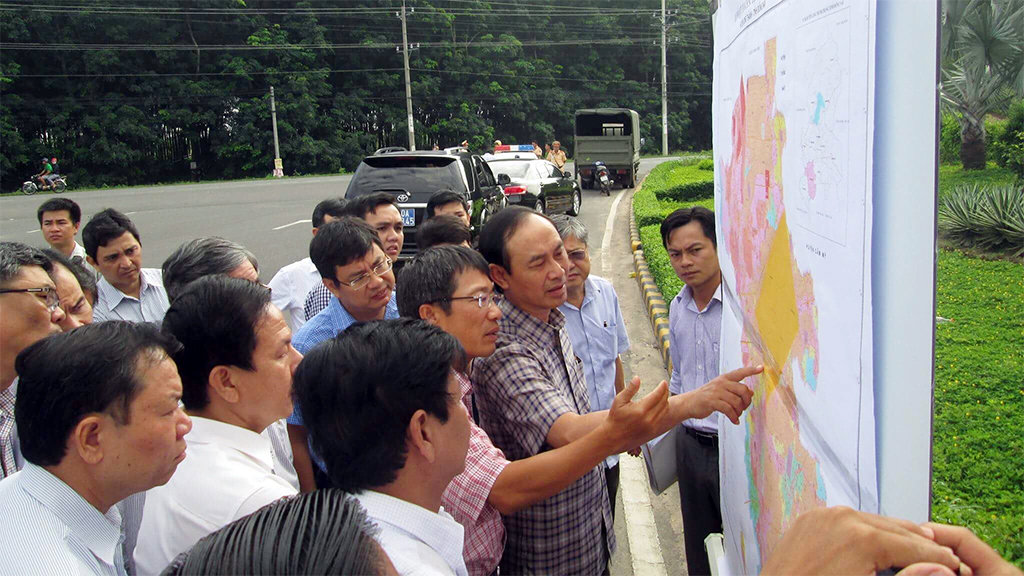 Ông Lê Đình Thọ thứ trưởng Bộ GTVT nghe thuyết minh về phương án tái định cư cho dân ở vùng dự án sân bay Long Thành