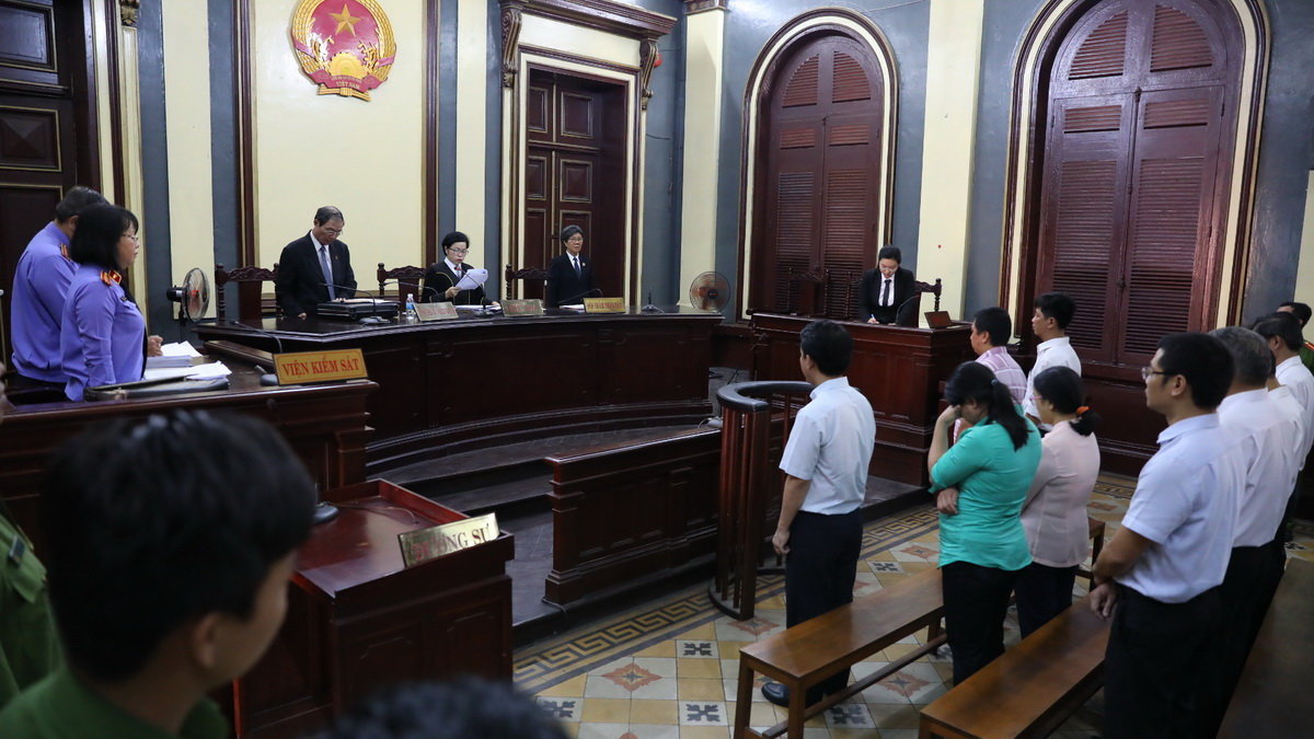 Hội đồng xét xử tuyên đọc bản án với các bị cáo - Ảnh: HỮU KHOA