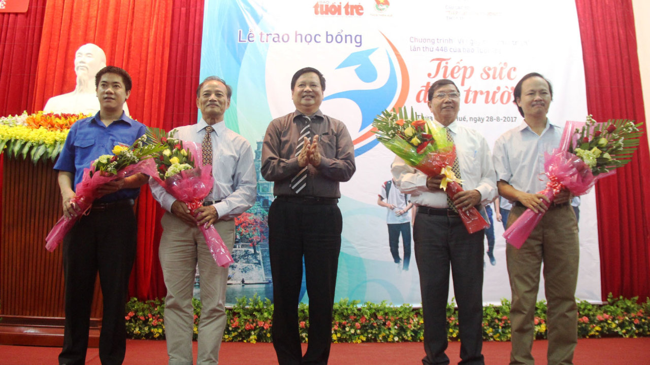 Ông Nguyễn Dung, phó chủ tịch UBND tỉnh Thừa Thiên - Huế tặng những đóa hoa tươi thắm thay cho lời cảm ơn dành cho đại diện các đơn vị tổ chức và tài trợ chương trình - Ảnh: MINH AN