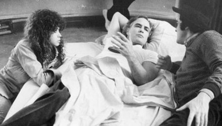 Đạo diễn Bernardo Bertolucci (phải) trao đổi với Marlon Brando (giữa) và Maria Schneider - Ảnh: wordpress