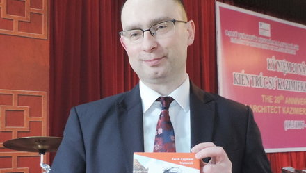 Nhà văn Ba Lan Jacek Zygmunt Matuszak giới thiệu ấn phẩm về Kazik - Ảnh: H.DUY

