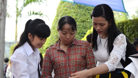 Cô Nguyễn Thị Minh Tâm (phải) - Trường THPT Thiên Hộ Dương, TP Cao Lãnh dù không chủ nhiệm vẫn đến nghe tư vấn - Ảnh: Ngọc Tài