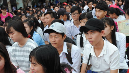 Học sinh xã cù lao Trường THPT Thanh Bình 2, đến buổi tư vấn khá sớm - Ảnh: Thành Nhơn