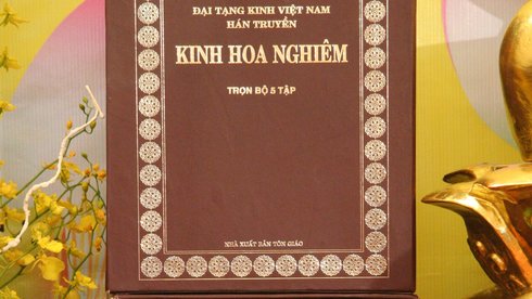 Bộ Kinh Hoa Nghiêm vừa được ấn tống theo bản dịch của dịch giả Nguyễn Tri Bật. Ảnh: Phan Sông Ngân