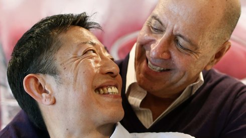 Bob Tobin (phải) và Hitoshi Ohashi, cặp đôi đồng giới tại nhà họ ở thủ đô Tokyo, Nhật Bản - Ảnh: Reuters