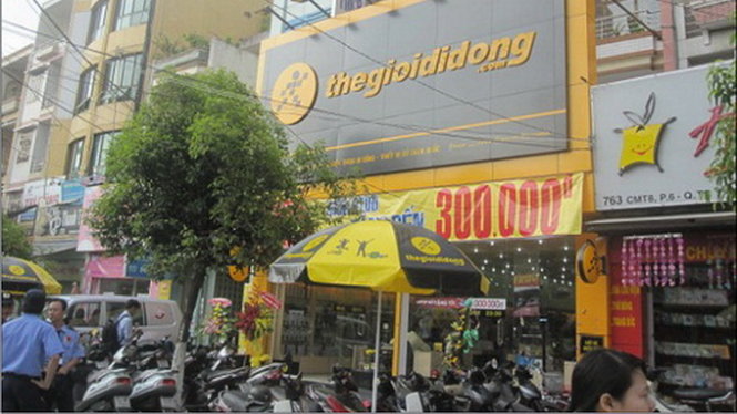 Một cửa hàng bán điện thoại của công ty Thế Giới Di Động - Ảnh: TTO
