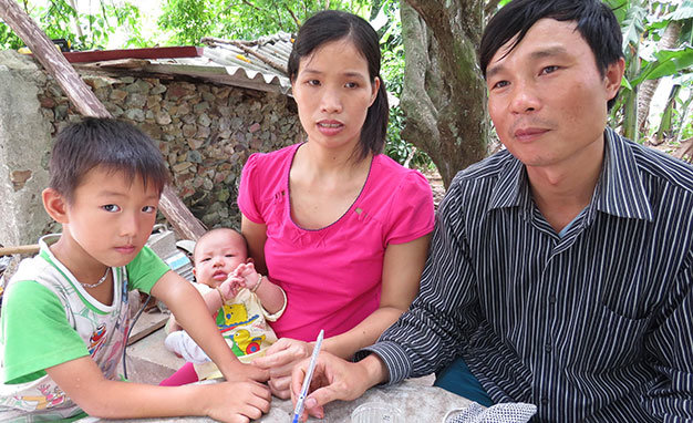 Vợ chồng anh Nguyễn Văn Triều kể chuyện làm ăn và nuôi hai em - Ảnh: V.T.