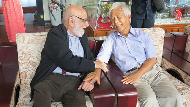 GS F. Englert (trái) và GS Trần Thanh Vân, chủ tịch Hội Gặp gỡ VN - Ảnh: Hàm Châu