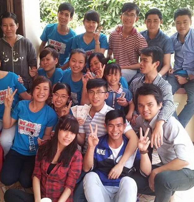 Cô Huỳnh Mai (thứ ba từ phải sang, hàng đầu tiên) cùng các học trò mình Ảnh: nhân vật cung cấp