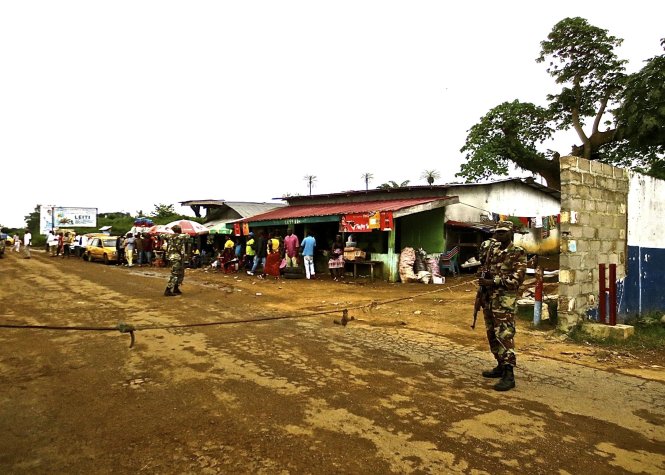 Binh sĩ Liberia canh gác ở lối vào một khu vực dân cư tại tây bắc trong chiến dịch phong tỏa Ebola - Ảnh: Reuters