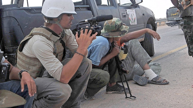 Nhà báo James Foley trong một lần tác nghiệp ở chiến trường Libya. “Tôi tin rằng báo chí chiến trường là vô cùng quan trọng. Không có những bức ảnh, video và trải nghiệm tại chiến trường, chúng ta không thể kể cho thế giới về sự tồi tệ của chiến tranh” - Foley từng khẳng định như thế - Ảnh: AFP