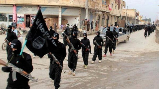 Các tay súng IS ở Raqqa - Ảnh: petercliffordonline.com
