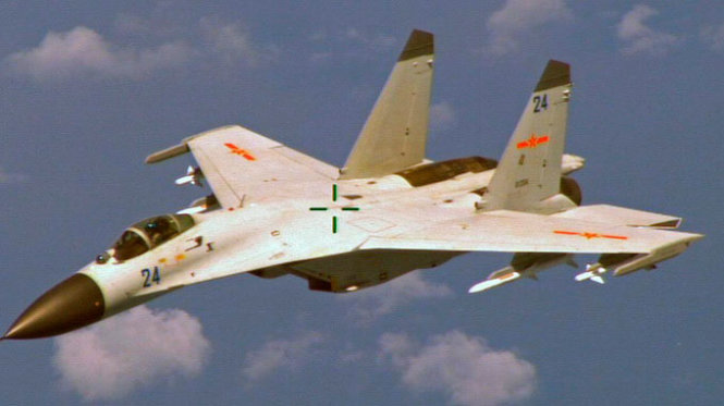 Chiếc máy bay chiến đấu J-11 của Trung Quốc tiếp cận máy bay do thám Mỹ - Ảnh: Reuters