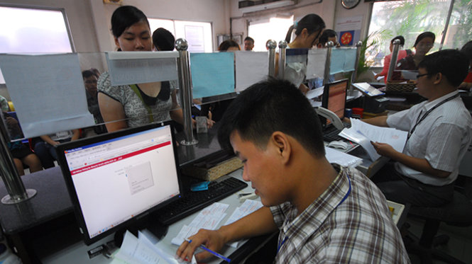 Người dân làm thủ tục đăng ký kinh doanh tại Sở Kế hoạch - đầu tư TP.HCM - Ảnh: Hoàng Thạch Vân