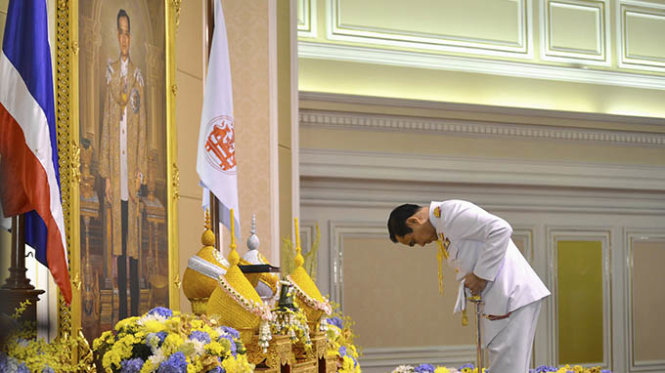 Ông Prayuth cúi đầu trước ảnh nhà vua trong buổi lễ nhận chiếu chỉ - Ảnh: Reuters