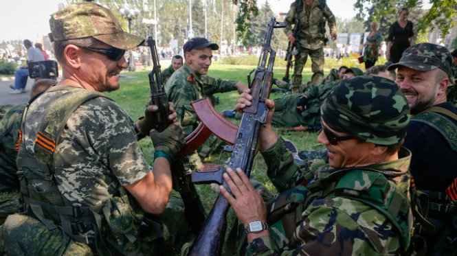 Các tay súng ly khai thân Nga chuẩn bị vũ khí ở Donetsk - Ảnh: Reuters